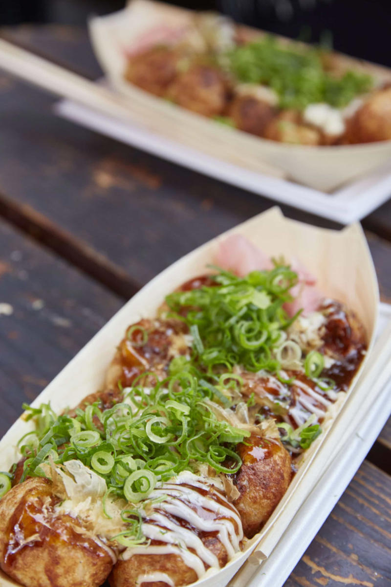 Takoyaki Currywurst, Bungeo-ppang, Bunny chow, Aloo chaat, Banana cue, Khachapuri, Takoyaki, Mango sticky rice, Fish and chips, Chapli kebabs, Anticucho, Shawarma, Stinky tofu, Vada pav, Pani câ mèusa, Tanghulu