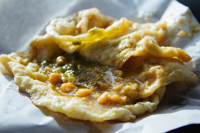 Doubles Currywurst, Bungeo-ppang, Bunny chow, Aloo chaat, Banana cue, Khachapuri, Takoyaki, Mango sticky rice, Fish and chips, Chapli kebabs, Anticucho, Shawarma, Stinky tofu, Vada pav, Pani câ mèusa, Tanghulu