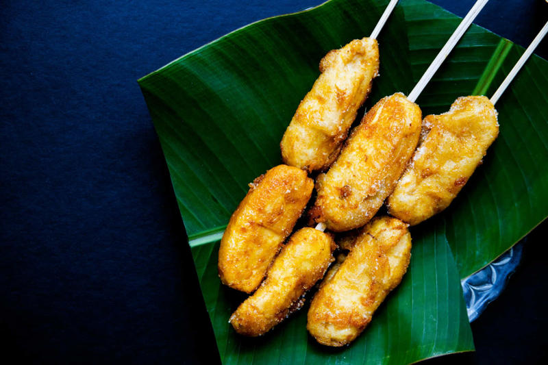 Banana cue Currywurst, Bungeo-ppang, Bunny chow, Aloo chaat, Banana cue, Khachapuri, Takoyaki, Mango sticky rice, Fish and chips, Chapli kebabs, Anticucho, Shawarma, Stinky tofu, Vada pav, Pani câ mèusa, Tanghulu