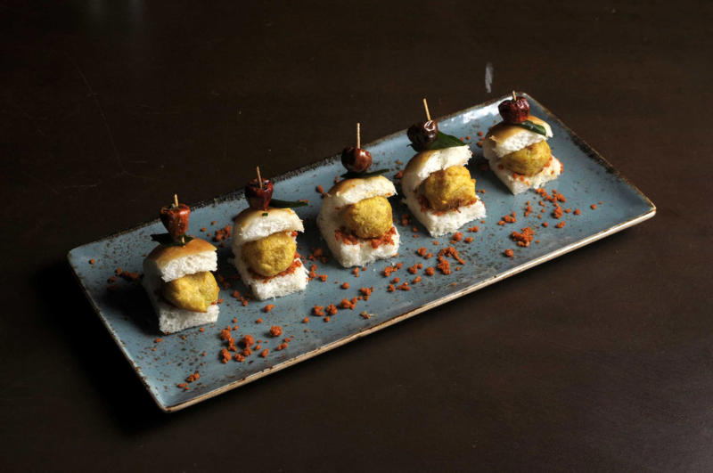 Vada pav Currywurst, Bungeo-ppang, Bunny chow, Aloo chaat, Banana cue, Khachapuri, Takoyaki, Mango sticky rice, Fish and chips, Chapli kebabs, Anticucho, Shawarma, Stinky tofu, Vada pav, Pani câ mèusa, Tanghulu