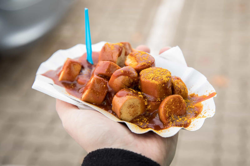 Currywurst Currywurst, Bungeo-ppang, Bunny chow, Aloo chaat, Banana cue, Khachapuri, Takoyaki, Mango sticky rice, Fish and chips, Chapli kebabs, Anticucho, Shawarma, Stinky tofu, Vada pav, Pani câ mèusa, Tanghulu