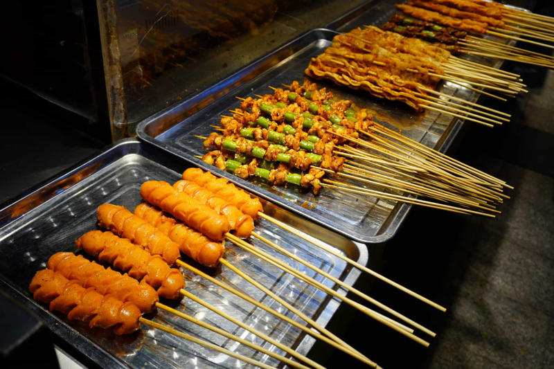 Chuan Currywurst, Bungeo-ppang, Bunny chow, Aloo chaat, Banana cue, Khachapuri, Takoyaki, Mango sticky rice, Fish and chips, Chapli kebabs, Anticucho, Shawarma, Stinky tofu, Vada pav, Pani câ mèusa, Tanghulu