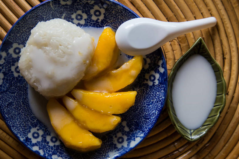 Mango sticky rice Currywurst, Bungeo-ppang, Bunny chow, Aloo chaat, Banana cue, Khachapuri, Takoyaki, Mango sticky rice, Fish and chips, Chapli kebabs, Anticucho, Shawarma, Stinky tofu, Vada pav, Pani câ mèusa, Tanghulu