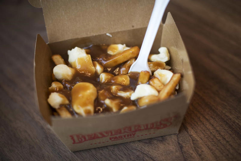 Poutine Currywurst, Bungeo-ppang, Bunny chow, Aloo chaat, Banana cue, Khachapuri, Takoyaki, Mango sticky rice, Fish and chips, Chapli kebabs, Anticucho, Shawarma, Stinky tofu, Vada pav, Pani câ mèusa, Tanghulu