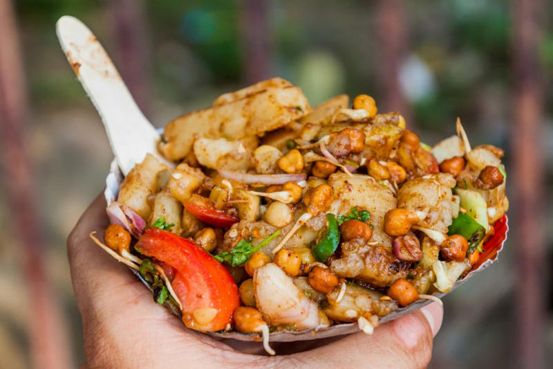 Aloo chaat Currywurst, Bungeo-ppang, Bunny chow, Aloo chaat, Banana cue, Khachapuri, Takoyaki, Mango sticky rice, Fish and chips, Chapli kebabs, Anticucho, Shawarma, Stinky tofu, Vada pav, Pani câ mèusa, Tanghulu