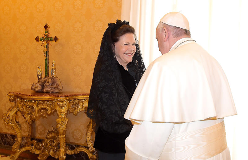 Who qualifies? The rare papal privilege, Origins in Catholic tradition, Who qualifies?, Queen Letizia of Spain, Queen Mathilde of Belgium, Grand Duchess Maria Teresa, Princess Charlene of Monaco, Queen Paola of Belgium, Princess Marina of Savoy, Papal mass in 2025, Exceptions to the rule, Where faith meets royalty