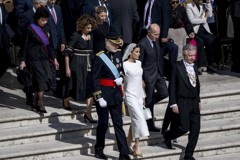 Queen Letizia of Spain The rare papal privilege, Origins in Catholic tradition, Who qualifies?, Queen Letizia of Spain, Queen Mathilde of Belgium, Grand Duchess Maria Teresa, Princess Charlene of Monaco, Queen Paola of Belgium, Princess Marina of Savoy, Papal mass in 2025, Exceptions to the rule, Where faith meets royalty