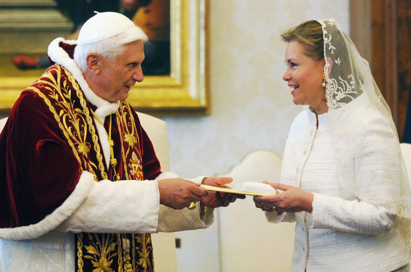 Grand Duchess Maria Teresa The rare papal privilege, Origins in Catholic tradition, Who qualifies?, Queen Letizia of Spain, Queen Mathilde of Belgium, Grand Duchess Maria Teresa, Princess Charlene of Monaco, Queen Paola of Belgium, Princess Marina of Savoy, Papal mass in 2025, Exceptions to the rule, Where faith meets royalty