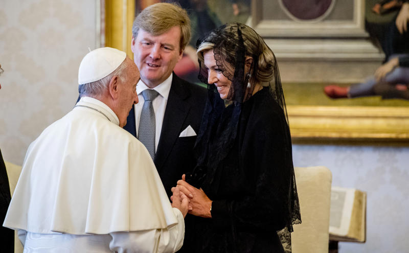 Exceptions to the rule The rare papal privilege, Origins in Catholic tradition, Who qualifies?, Queen Letizia of Spain, Queen Mathilde of Belgium, Grand Duchess Maria Teresa, Princess Charlene of Monaco, Queen Paola of Belgium, Princess Marina of Savoy, Papal mass in 2025, Exceptions to the rule, Where faith meets royalty