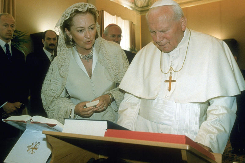 Origins in Catholic tradition The rare papal privilege, Origins in Catholic tradition, Who qualifies?, Queen Letizia of Spain, Queen Mathilde of Belgium, Grand Duchess Maria Teresa, Princess Charlene of Monaco, Queen Paola of Belgium, Princess Marina of Savoy, Papal mass in 2025, Exceptions to the rule, Where faith meets royalty