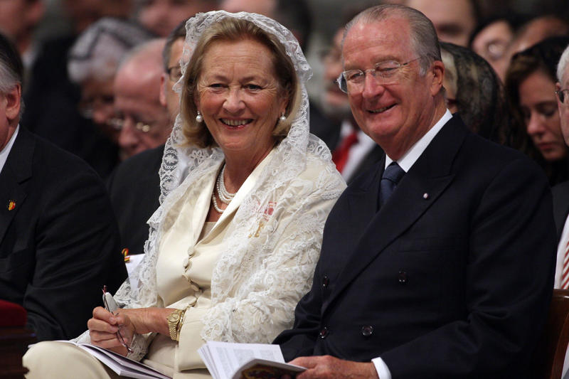 Queen Paola of Belgium The rare papal privilege, Origins in Catholic tradition, Who qualifies?, Queen Letizia of Spain, Queen Mathilde of Belgium, Grand Duchess Maria Teresa, Princess Charlene of Monaco, Queen Paola of Belgium, Princess Marina of Savoy, Papal mass in 2025, Exceptions to the rule, Where faith meets royalty
