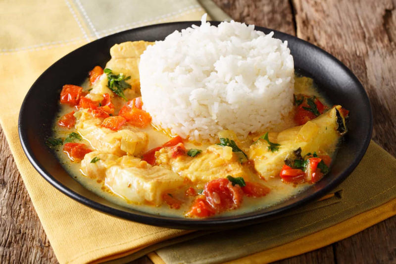 Encebollado, Ackee and saltfish, Bacalhau com natas, Mtuzi wa Samaki, Kerala fish curry, Esqueixada, Fish pie, Lohikeitto, Kedgeree, Sorshe Ilish, Marmitako, Pescado encocado, Bouillabaisse