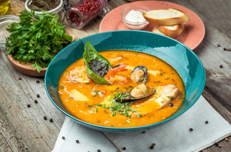 Encebollado, Ackee and saltfish, Bacalhau com natas, Mtuzi wa Samaki, Kerala fish curry, Esqueixada, Fish pie, Lohikeitto, Kedgeree, Sorshe Ilish, Marmitako, Pescado encocado, Bouillabaisse