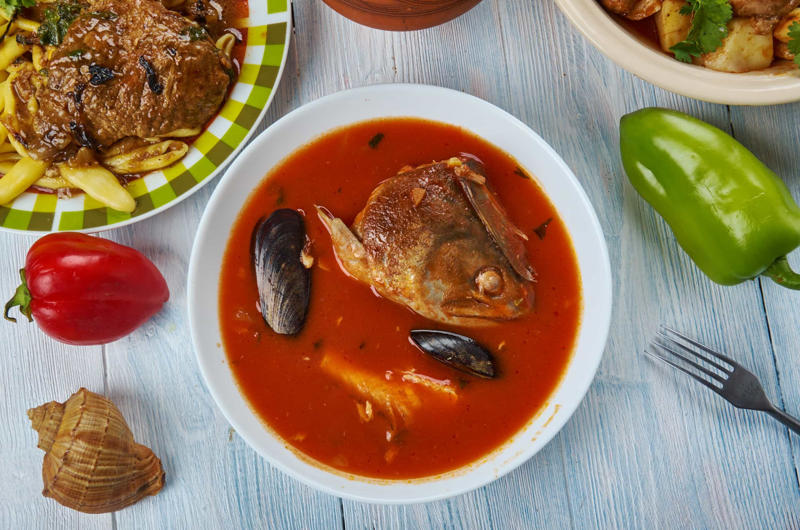 Encebollado, Ackee and saltfish, Bacalhau com natas, Mtuzi wa Samaki, Kerala fish curry, Esqueixada, Fish pie, Lohikeitto, Kedgeree, Sorshe Ilish, Marmitako, Pescado encocado, Bouillabaisse