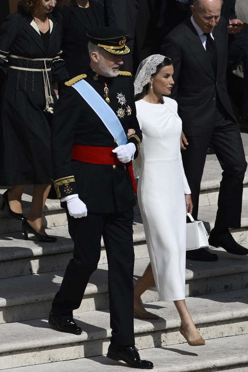 A strict dress code, Privilège du blanc, Royal women who can't wear white, The Vatican is also a monarchy