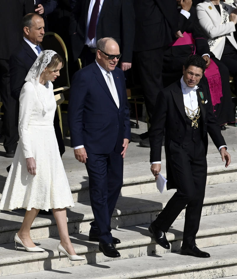 A strict dress code, Privilège du blanc, Royal women who can't wear white, The Vatican is also a monarchy