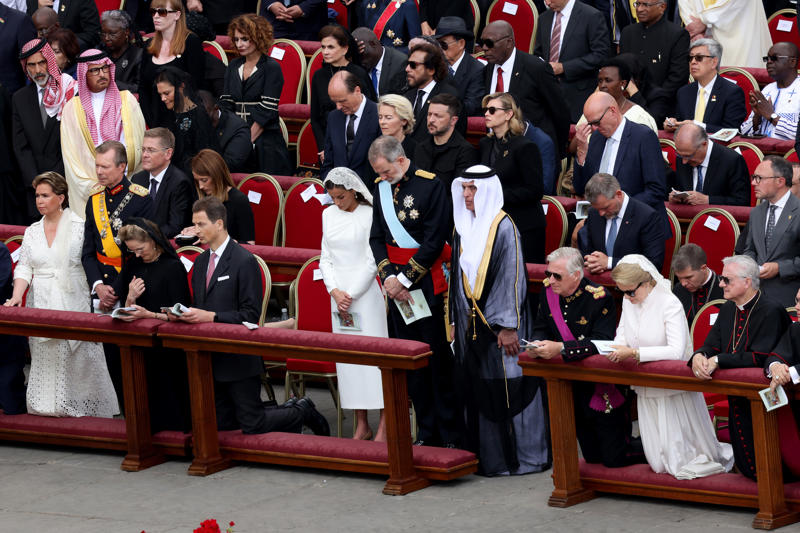 A strict dress code, Privilège du blanc, Royal women who can't wear white, The Vatican is also a monarchy