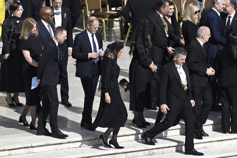 A strict dress code, Privilège du blanc, Royal women who can't wear white, The Vatican is also a monarchy