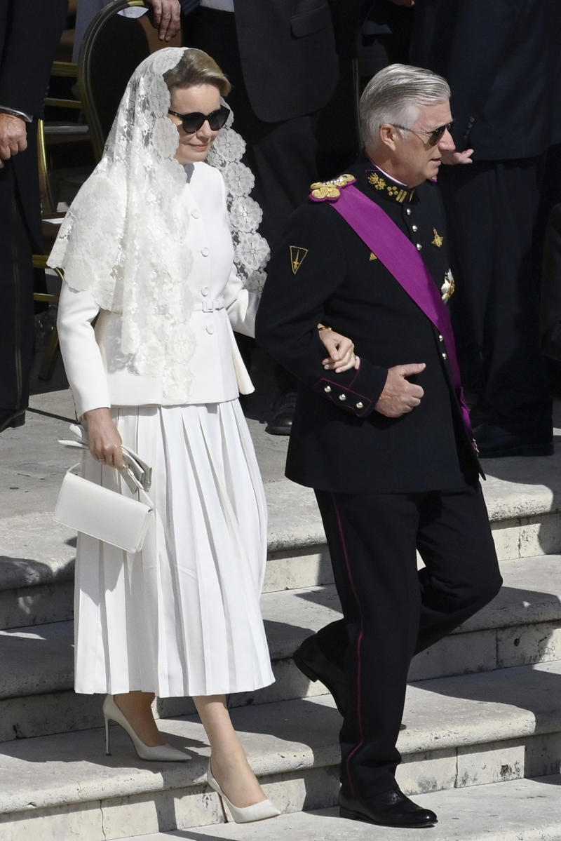 A strict dress code, Privilège du blanc, Royal women who can't wear white, The Vatican is also a monarchy