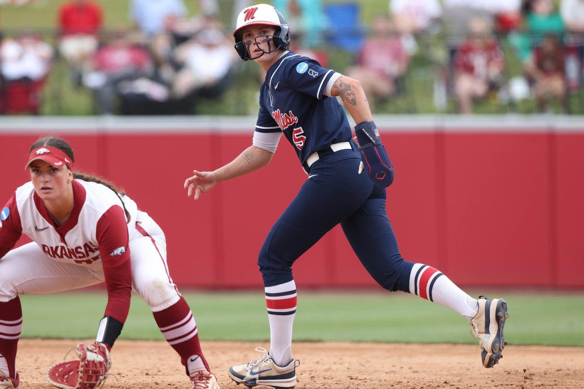 Outstanding photos from Friday's NCAA softball Super Regionals