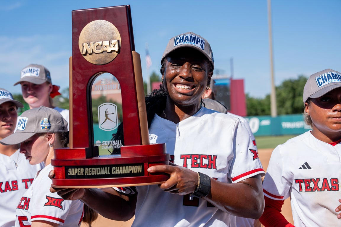 Outstanding photos from Friday's NCAA softball Super Regionals