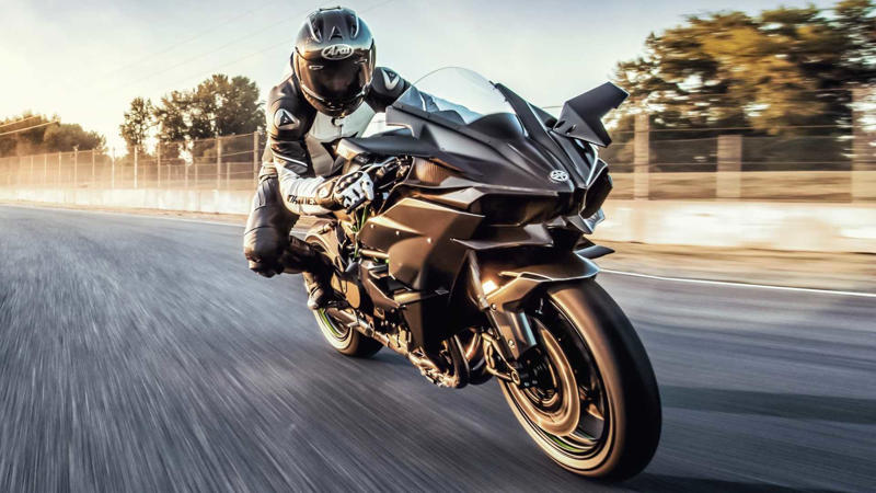 How Suzuki Accidentally Started The Bike Speed Wars With The GSX1300R , Why 194 MPH Was Enough To Scare Everyone Silly , Kawasaki And Honda Tried To Take The Crown Back , The Hayabusa’s Legacy And What It’s Worth Today , Modern Bikes That Keep The 200 MPH Dream Flying