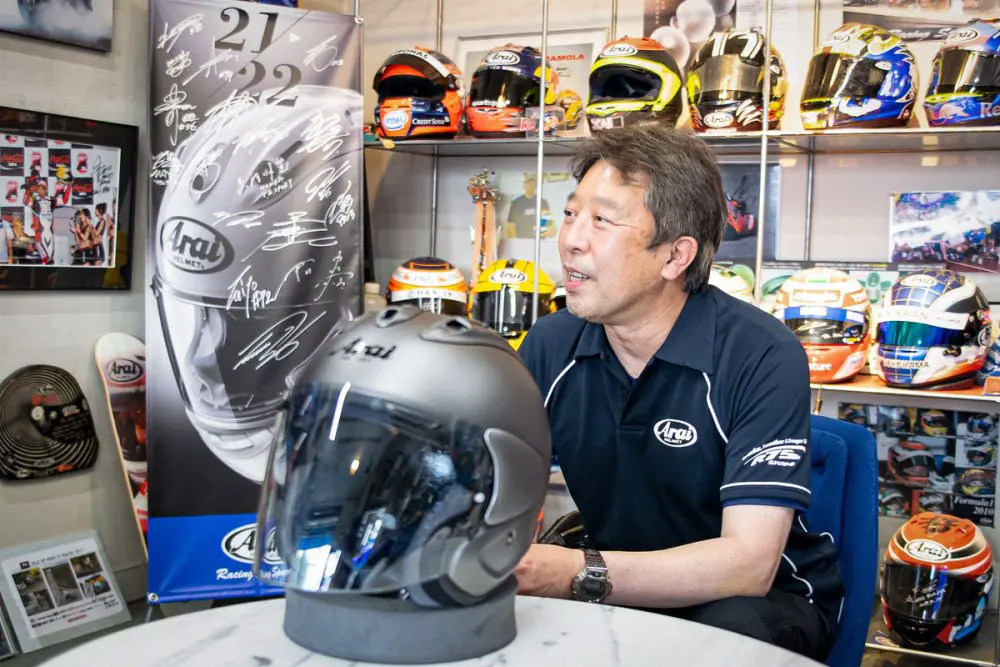 ヘルメット選び＝自分の身を守るためにしっかりと投資する傾向, ライダーの頭も守りたい！だからしっかりと選んで欲しい, 実はプロのバイクレーサーもフィッティングはノーマルのままが多い！, 自分でできる内装サイズの微調整, 夏に注意すべきヘルメットの取り扱い方法やメンテナンス, 撥水スプレーなどの溶剤に注意, ヘルメット内部が濡れてしまった場合の対処法, ヘルメットが”少し”ダメージを受けてしまった場合, 二輪車の楽しさや利便性、安全性に関する情報を発信