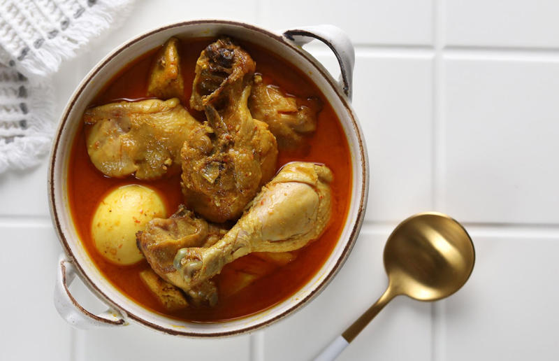 35. Phall, 34. Cà ri gà, 33. Currywurst, 32. Tarkari, 31. Keema, 30. Xacuti, 29. Bunny chow, 28. Chingri malai, 27. Kuzhambu, 26. Curry goat, 25. Korma, 24. Khichdi, 23. Kyet thar see-pyan, 22. Amok trey, 21. Jalfrezi, 20. Kukul mas, 19. Khao soi, 18. Chicken balti, 17. Vindaloo, 16. Fish head curry, 15. Nihari, 14. Malai kofta, 13. Dopiaza, 12. Sarawak laksa, 11. Kaeng pa, 10. Kari ayam, 9. Katsu kare, 8. Kaeng khiao wan, 7. Dal makhani, 6. Chicken tikka masala, 5. Panang, 4. Rendang, 3. Rogan josh, 2. Massaman