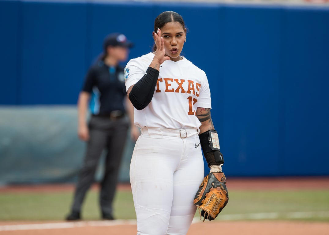 Outstanding photos from this week at the Women's College World Series