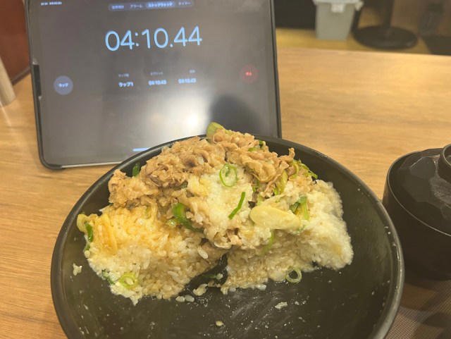 ・すた丼屋の最強盛り「超鬼肉飯増量」, ・戦闘準備完了！ タイマーセット開始, ・スピード全開！ とろろパワーで加速, ・50歳からの挑戦