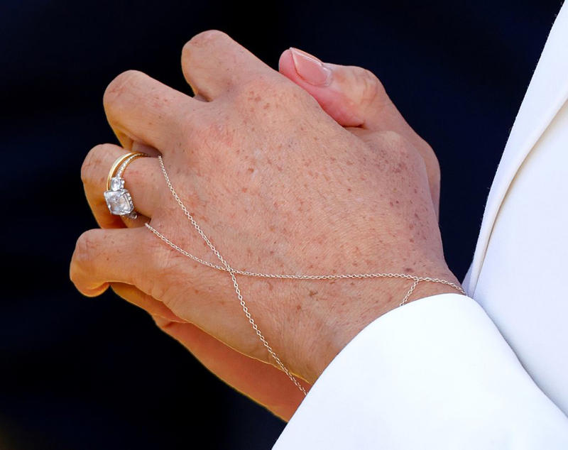 The deeper meaning behind Meghan's jewellery choice, Meghan's engagement ring – all the details, Meghan's extra diamond sparkler, A minimalist look
