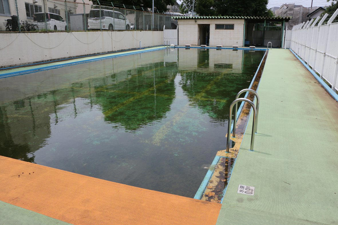 ■水泳の授業に参加したくない, ■岩手県滝沢市で中学校の水泳実技を廃止, ■36％が水泳の授業を欠席, ■プールの維持管理費も負担, ■プール普及は70年前の「悲劇」がきっかけ, ■消防署員が心肺蘇生法やAED使用法を教える, ■体系的に学ぶプログラムを, ■民間のスイミングスクールのプールを利用, ■持続可能なプールの仕組み
