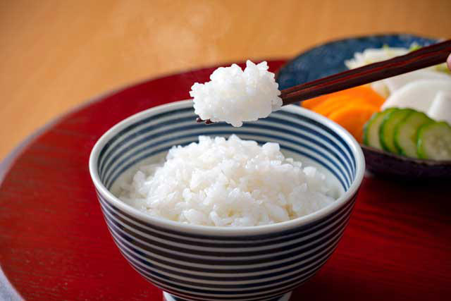 「ご飯」は太る？太らない？, ダイエット中の理想的な「炭水化物」の食べ方は？ポイント3つ, 【1】食べる順番に気をつける, 【2】食べる時間帯を意識する, 【3】食後に軽い運動をする