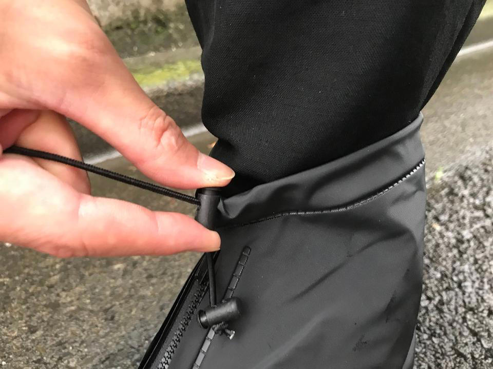 靴の上から履く防水シューズカバー, 脱ぎ履きはスムーズ, 滑らず歩きやすい, もちろん防水性ばっちり