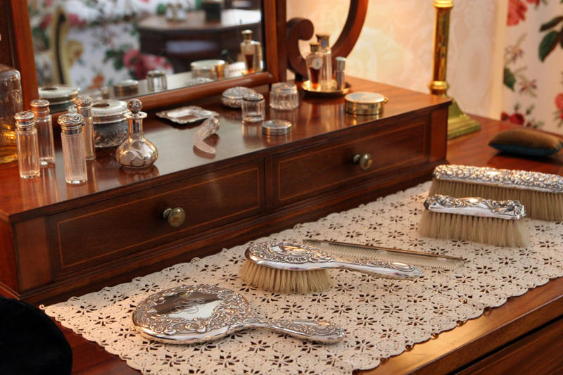 20) Vanity Sets 1) Depression glass, 2) Midcentury furnishings, 3) Porcelain dolls, 4) Vinyl records, 5) China sets, 6) Pocket watches, 8) Pyrex bowls, 9) Handbags, 10) Cameo brooches, 11) Costume jewelry, 12) Linen tablecloths, 13) Vintage buttons and sewing kits, 15) Quilts, 17) Rotary phones, 18) Crystal candy dishes, 19) Needlepoint, 20) Vanity Sets