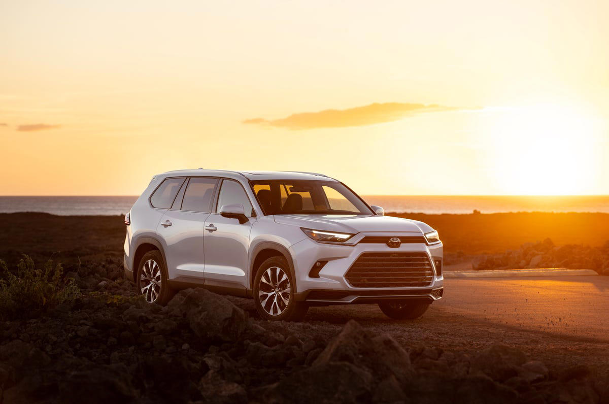 2025 Hyundai Santa Fe, 2025 Mazda CX-90, 2025 Toyota Grand Highlander, 2025 Genesis GV80, 2025 Volvo XC90, 2025 Chevrolet Tahoe / Suburban, 2025 Ford Expedition, 2025 Lexus GX, 2025 GMC Yukon, 2025 BMW X7, 2025 Cadillac Escalade, 2025 Mercedes-Benz GLS-Class, 2025 Lincoln Navigator, 2025 Lexus LX, 2025 Land Rover Range Rover