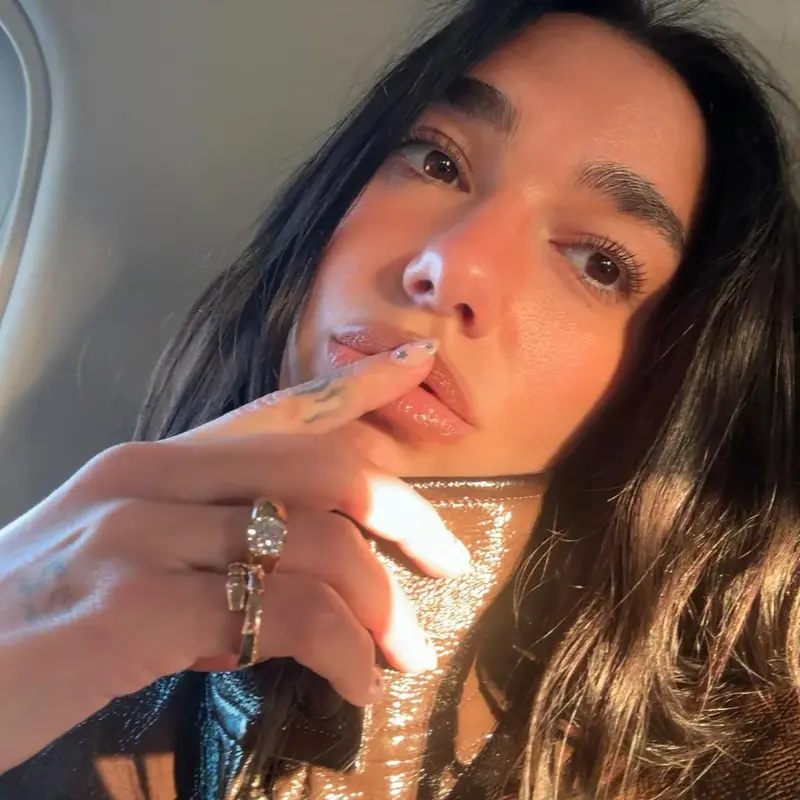 What Is Dua Lipa’s Engagement Ring Style Called? , Who Designed Dua Lipa’s Engagement Ring? , How Many Carats Is Dua Lipa’s Engagement Ring? , How Much Did Dua Lipa’s Engagement Ring Cost?