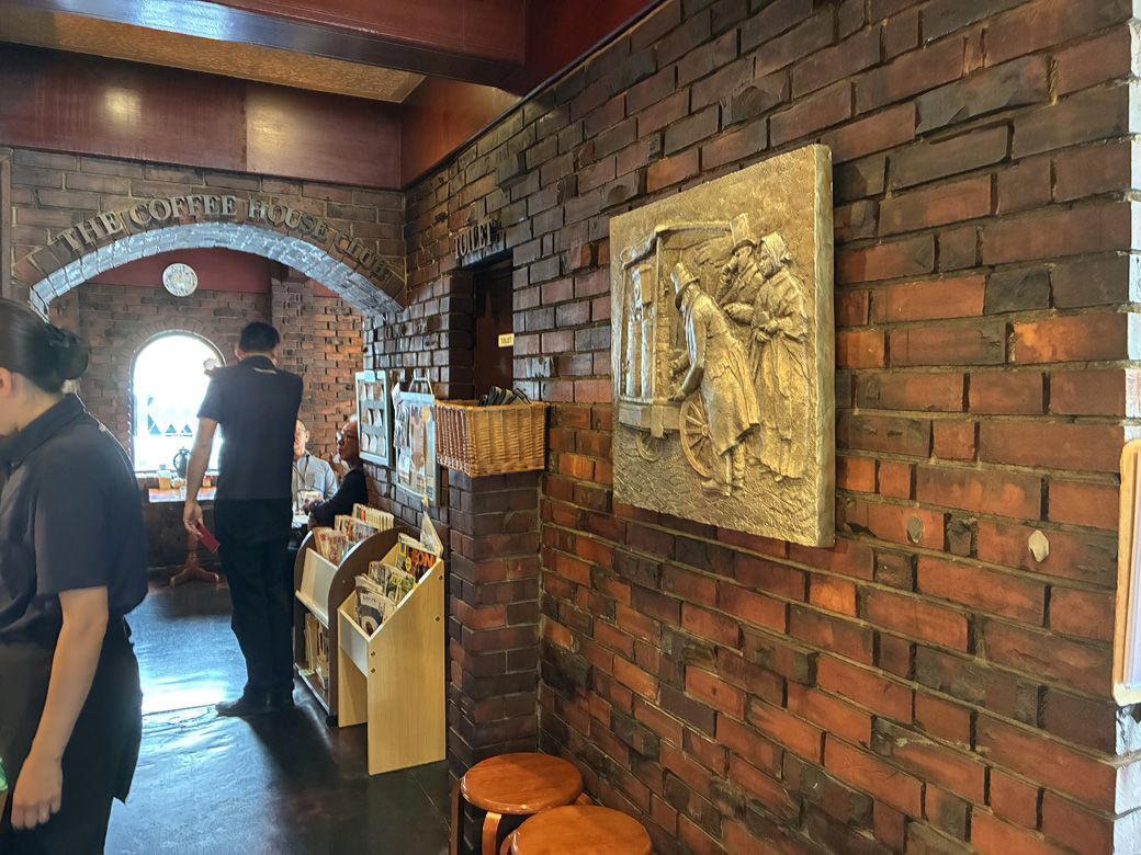 48年前そのままのノスタルジックな空間に浸る , 「変えたくても、変えようがない」本店の佇まい,  世界基準の品質と「のれんの味」を , モーニングは9種類！　オプションでサラダも , 素朴なパン×まろやかコーヒーの絶妙コンビ , お土産には世界レベルのコーヒーを「7割価格」で , 本物へのこだわりが詰まった、正統派の喫茶店