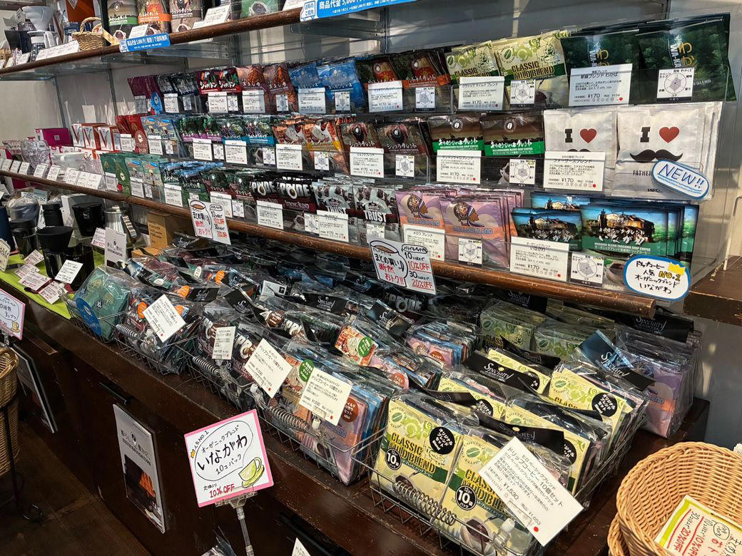 48年前そのままのノスタルジックな空間に浸る , 「変えたくても、変えようがない」本店の佇まい,  世界基準の品質と「のれんの味」を , モーニングは9種類！　オプションでサラダも , 素朴なパン×まろやかコーヒーの絶妙コンビ , お土産には世界レベルのコーヒーを「7割価格」で , 本物へのこだわりが詰まった、正統派の喫茶店