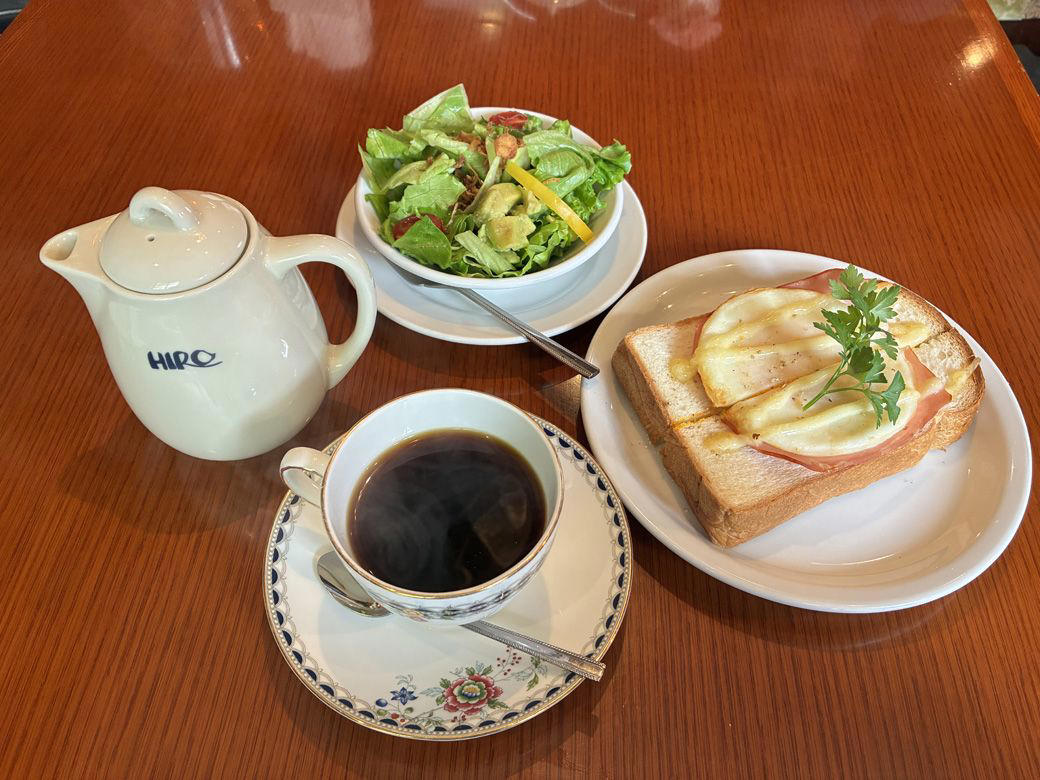 48年前そのままのノスタルジックな空間に浸る , 「変えたくても、変えようがない」本店の佇まい,  世界基準の品質と「のれんの味」を , モーニングは9種類！　オプションでサラダも , 素朴なパン×まろやかコーヒーの絶妙コンビ , お土産には世界レベルのコーヒーを「7割価格」で , 本物へのこだわりが詰まった、正統派の喫茶店