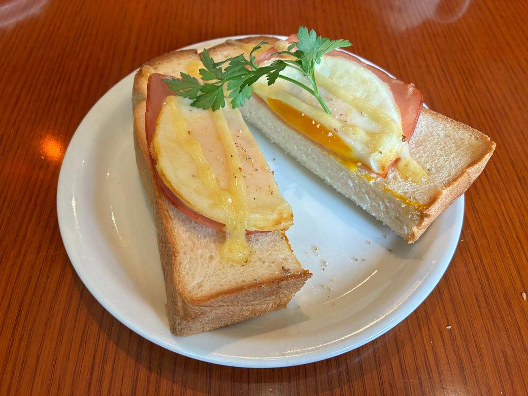 48年前そのままのノスタルジックな空間に浸る , 「変えたくても、変えようがない」本店の佇まい,  世界基準の品質と「のれんの味」を , モーニングは9種類！　オプションでサラダも , 素朴なパン×まろやかコーヒーの絶妙コンビ , お土産には世界レベルのコーヒーを「7割価格」で , 本物へのこだわりが詰まった、正統派の喫茶店