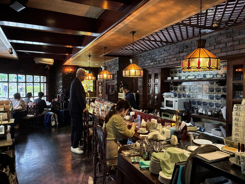 48年前そのままのノスタルジックな空間に浸る , 「変えたくても、変えようがない」本店の佇まい,  世界基準の品質と「のれんの味」を , モーニングは9種類！　オプションでサラダも , 素朴なパン×まろやかコーヒーの絶妙コンビ , お土産には世界レベルのコーヒーを「7割価格」で , 本物へのこだわりが詰まった、正統派の喫茶店