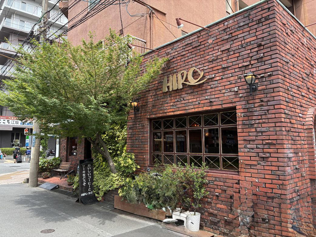 48年前そのままのノスタルジックな空間に浸る , 「変えたくても、変えようがない」本店の佇まい,  世界基準の品質と「のれんの味」を , モーニングは9種類！　オプションでサラダも , 素朴なパン×まろやかコーヒーの絶妙コンビ , お土産には世界レベルのコーヒーを「7割価格」で , 本物へのこだわりが詰まった、正統派の喫茶店