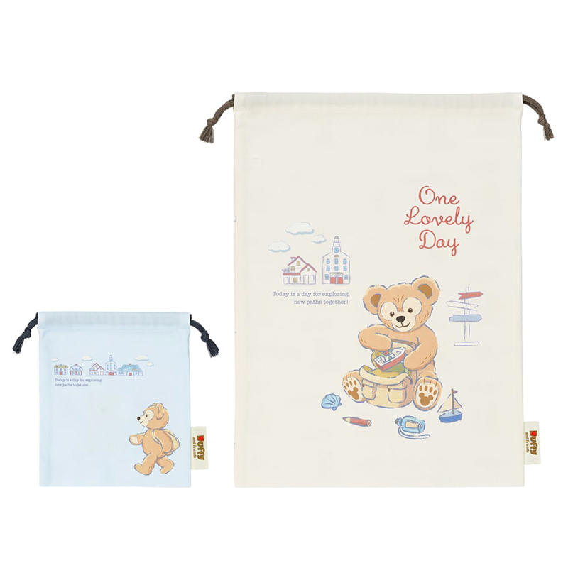 お支度ダッフィーがデザインされたグッズ, リュックサック ¥6,000, マルチケース ¥3,500, 4色ボールペン＆シャープペン〈Dr.Grip〉¥1,900, 歯みがきセット ¥2,400, おでかけダッフィーがデザインされたグッズ, ショルダーバッグ ¥3,000, 2つのデザインのグッズ, きんちゃくセット ¥3,000, ラゲッジタグ ¥1,800, ダッフィーのぬいぐるみ, スマートフォンぬいぐるみ〈PlayCharm〉¥3,200