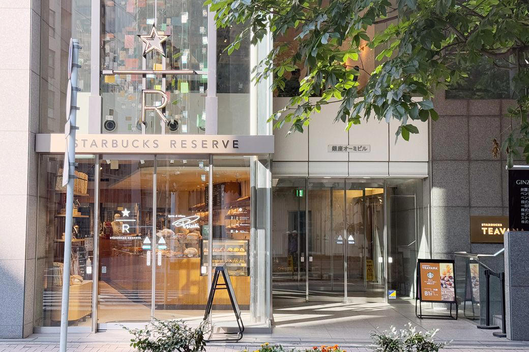 スペシャルなスタバ、スターバックス ギンザ ハウスとは？, 日本で1店舗のみ！スターバックス リザーブのモーニングメニュー, スターバックス リザーブ プリンチブレックファスト 1500円, ソーセージと生ハムの二刀流で贅沢に, マグカップで飲むこだわりのコーヒー, 異国情緒漂う空間で食べる朝ごはん