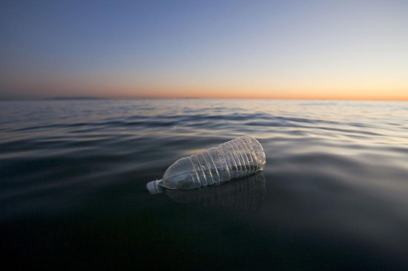 Rapid degradation Innovation: biodegradable plastic, A new material, A solution for the environment, No waste, How is this possible?, Rapid degradation, Research on biodegradable plastic, Cleaner oceans, The packaging industry is interested, No date to enter the market, Plastic is here to stay, A resistant plastic, Friendly to the environment in many ways, The problems of the new plastic, More research is needed