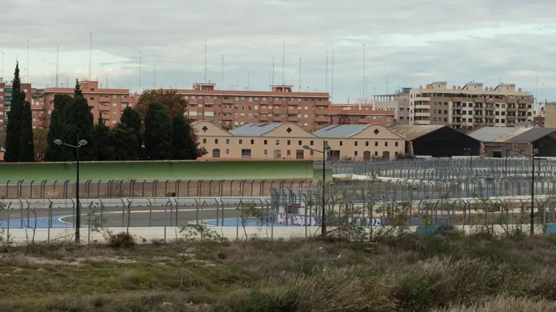 壮観なサーキットだったが、現在は廃墟と化した。, 2008年から2013年まで、バレンシア・ストリート・サーキットではF1ヨーロッパGPが開催された。, 現在は廃墟と化している。, 誰かがサーキットに侵入し、壁に落書きをした。, 植生がサーキットのあちこちを覆っている, コース上には、何人かの観客が残したゴミがたくさんある。, 2012年以降、レースは行われておらず、この地域は放棄されている。, コースレコード保持者はティモ・グロック。, ドイツのエースは2009年に1'38"683のレコードタイムをマークしている。, 2008年はフェリペ・マッサ、2009年はルーベンス・バリチェロ、2010年と2011年はセバスチャン・ベッテル、2012年はフェルナンド・アロンソが優勝した。, 2026年、F1はバルセロナとマドリードの2回スペインで開催される。