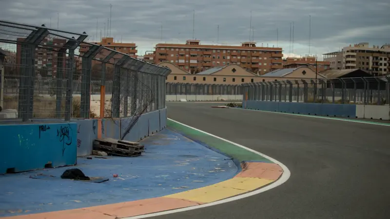 壮観なサーキットだったが、現在は廃墟と化した。, 2008年から2013年まで、バレンシア・ストリート・サーキットではF1ヨーロッパGPが開催された。, 現在は廃墟と化している。, 誰かがサーキットに侵入し、壁に落書きをした。, 植生がサーキットのあちこちを覆っている, コース上には、何人かの観客が残したゴミがたくさんある。, 2012年以降、レースは行われておらず、この地域は放棄されている。, コースレコード保持者はティモ・グロック。, ドイツのエースは2009年に1'38"683のレコードタイムをマークしている。, 2008年はフェリペ・マッサ、2009年はルーベンス・バリチェロ、2010年と2011年はセバスチャン・ベッテル、2012年はフェルナンド・アロンソが優勝した。, 2026年、F1はバルセロナとマドリードの2回スペインで開催される。