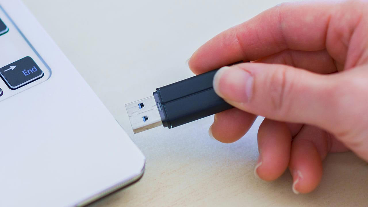 不正利用やウイルス感染のリスクも非常に高い, 物理的なデータの受け渡しが必要な場面がまだある, 起動メディアとしての役割, USBメモリは年代を問わず直感的に操作できる, 物理ストレージを使い続ける際に行うべきセキュリティ対策とは
