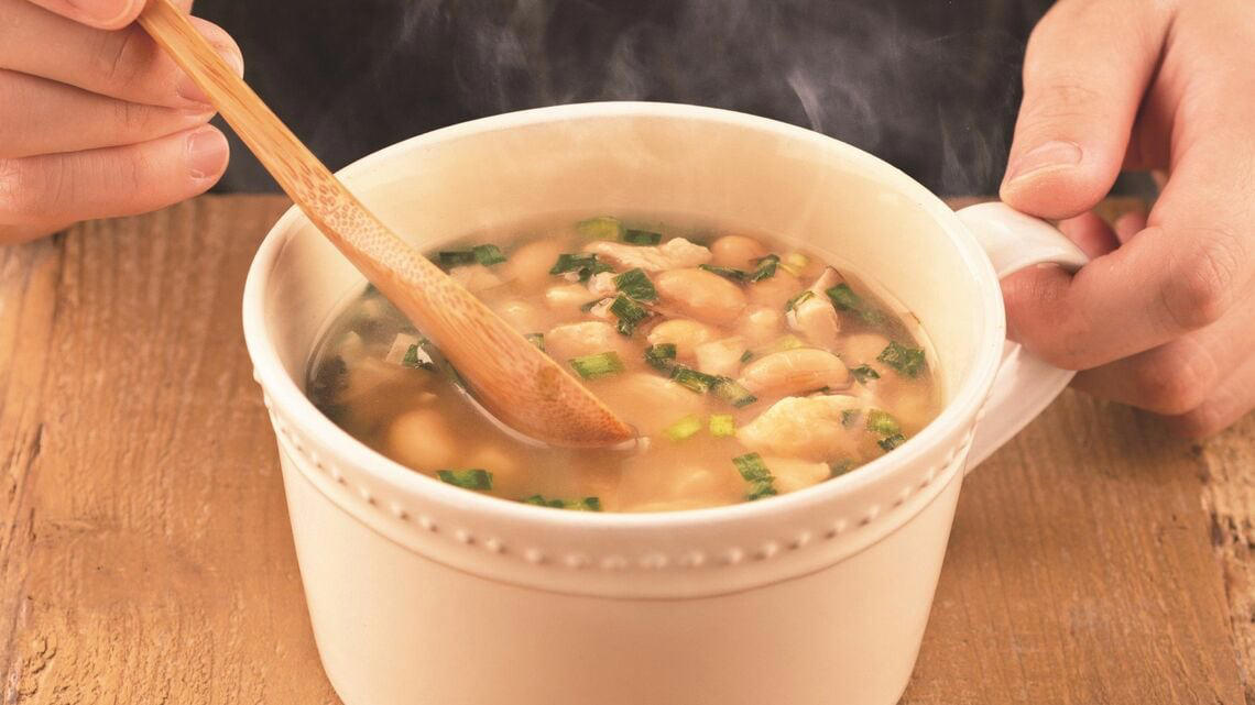 スープ1杯に、たんぱく質とBCAAがたっぷり！, 筋肉作りを支える"サポート栄養素"ビタミンB群に注目, 筋肉作りを促進してくれるのが「キノコ類」, 高温・長時間加熱より電子レンジ調理がオススメな理由, プロテインにはないゴロゴロ食感が「認知症予防」に